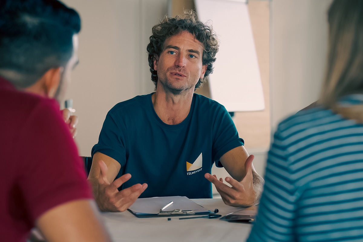 Der Höhepunkt eines Western wird gedreht. Das Cowgirl wurde im Duell gerade getroffen.