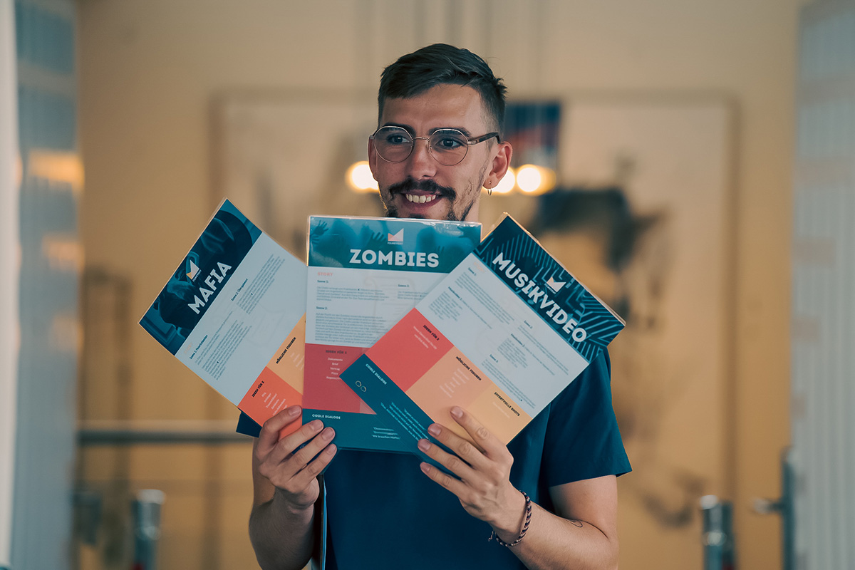 Die Kunden sitzen im Kino und geniessen die Premiere ihrer eigenen Filme.