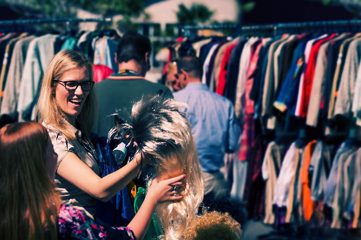 Ein Team befindet sich mitten im Dreh eines Zombiefilms.